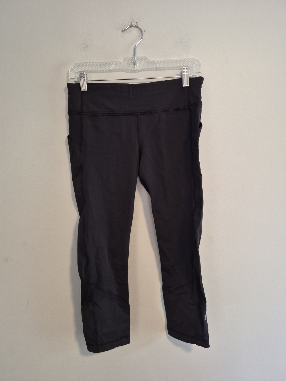 Lululemon Womens 8 Black Athletic Capri Leggings with Side Pockets & Mesh Pannel